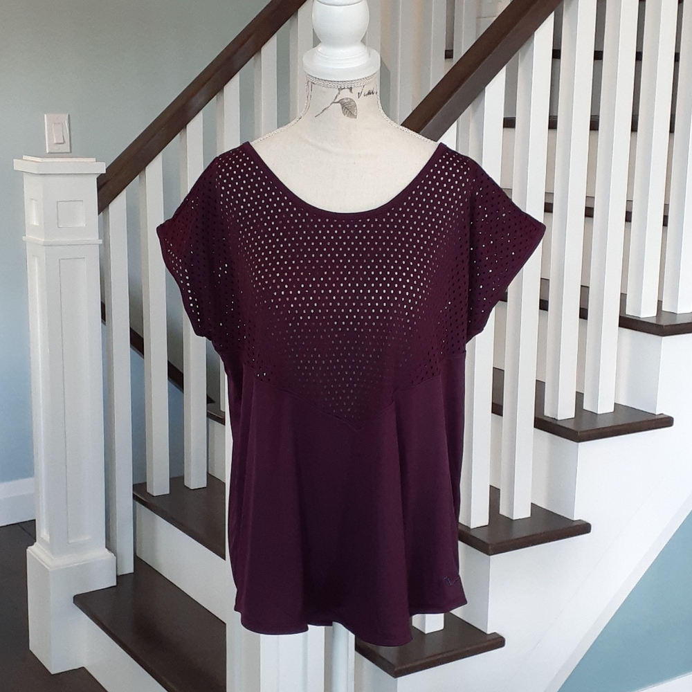 # Wine Saucony open mesh workout top